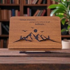 Üzerinde dağ deseni bulunan ahşap kitap okuma standı ve masaüstü rahle