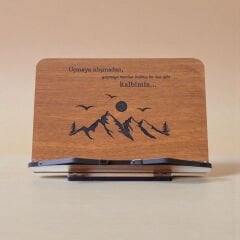 Üzerinde dağ deseni bulunan ahşap kitap okuma standı ve masaüstü rahle