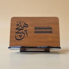 Üzerinde desen ve yazı bulunan ahşap kitap okuma standı ve masaüstü rahle