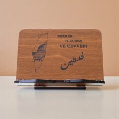 Üzerinde desen ve yazı bulunan ahşap kitap okuma standı ve masaüstü rahle