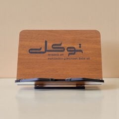 Üzerinde desen ve yazı bulunan ahşap kitap okuma standı ve masaüstü rahle